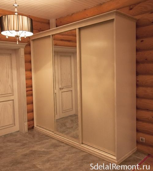 Раздвижные двери для шкафа как способ сэкономить место в коридоре