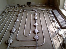 Pipes under the floor screed