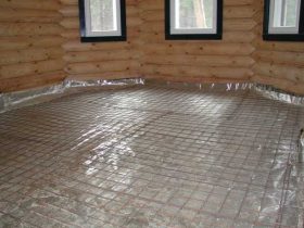 Installation of floor heating with screed