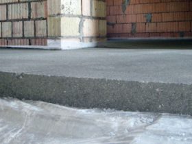 Semi-dry screed with their hands