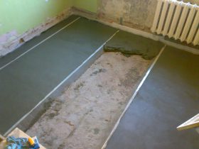 Self-leveling floor for tiling