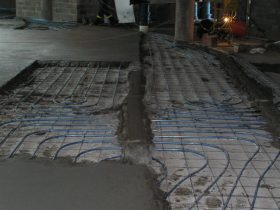 The thickness of the screed electric underfloor