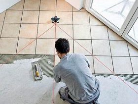 Self-leveling floor for tiling
