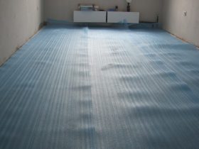 Laying laminate on concrete floors