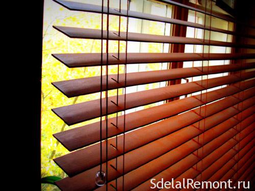 Horizontal blinds on wooden windows