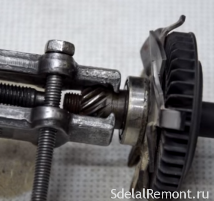 How to remove the pinion gear from the rotor shaft