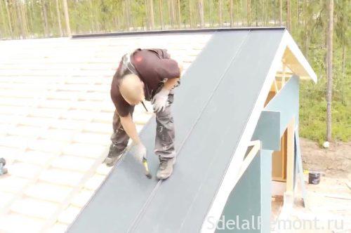 the device seam roof with his hands