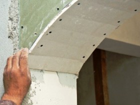 Method of bending plasterboard