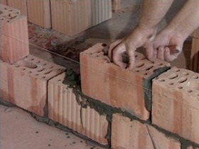 Dividing wall of hollow bricks