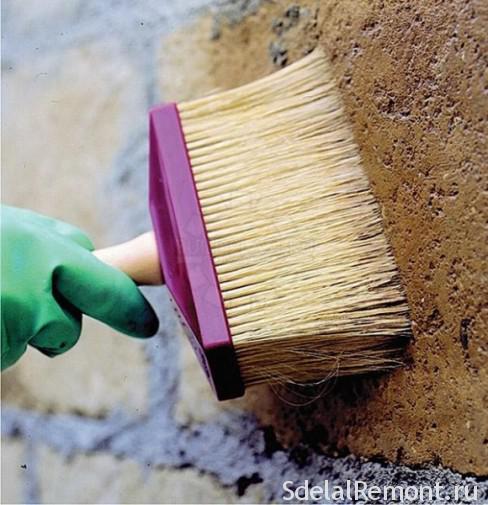 Нужно ли грунтовать стены перед поклейкой обоев на флизелиновой основе после шпаклевки