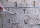 Application of the plaster Rotband to simulate brickwork